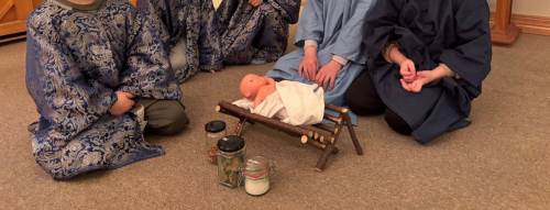 De som ville fikk være en del av fortellingen, her sitter Maria, Josef og de 3 vise menn sammen med Jesusbarnet i krybben